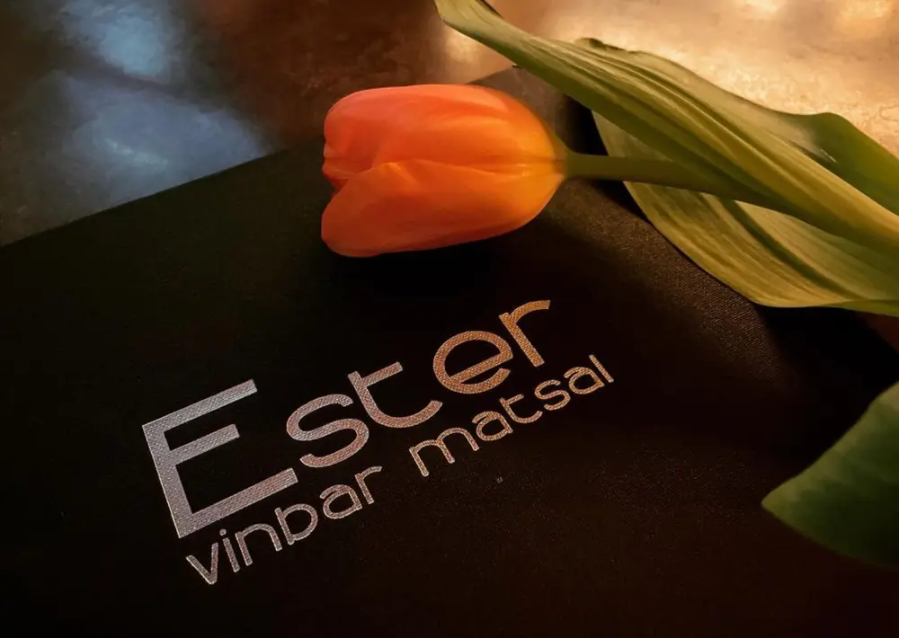 Tulpan på ett bord märkt med Ester Vinbar Matsal
